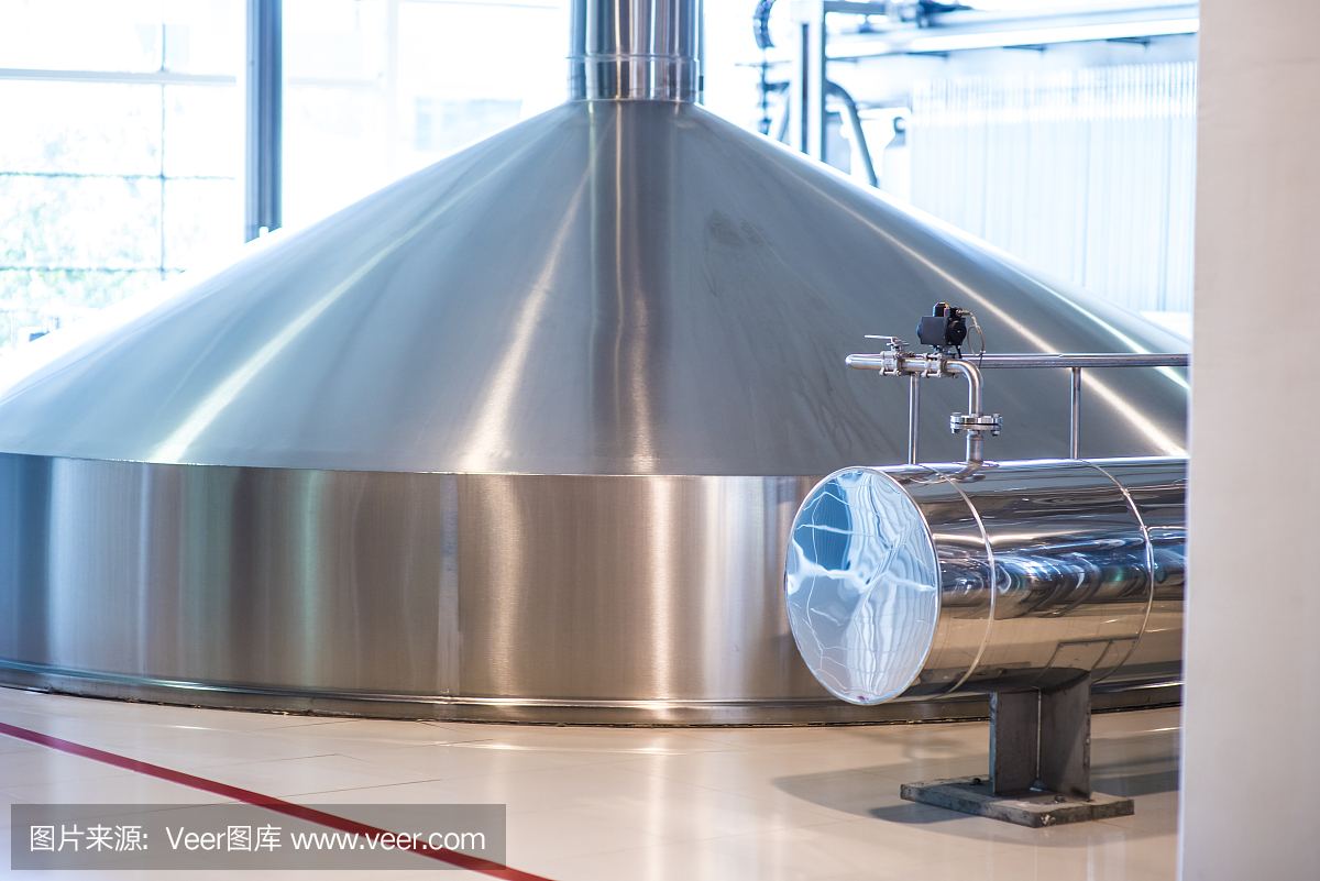 儲(chǔ)存啤酒的容器。現(xiàn)代釀酒生產(chǎn)。